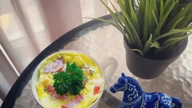 Омлет-чудесник в кружке с томатами и зеленью