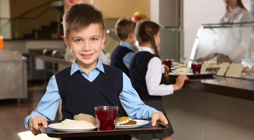 школьник с обедом