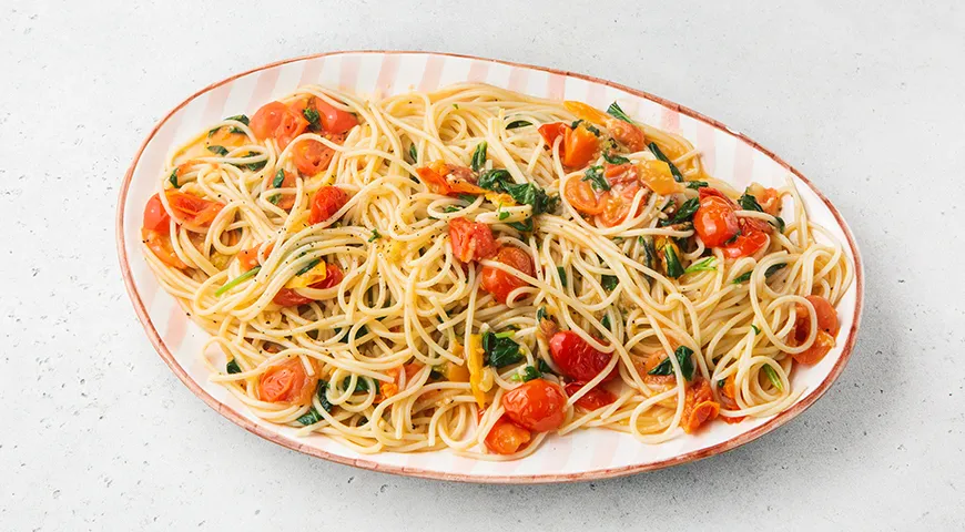 Спагетти с томатным соусом