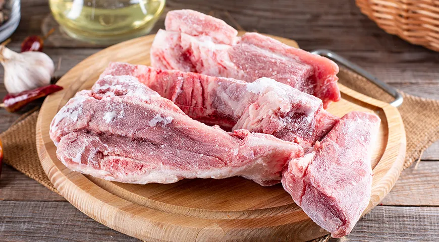 Не рекомендуется готовить плов из замороженного мяса без разморозки