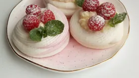 Рецепты для новогоднего меню с малиной и молочной продукцией