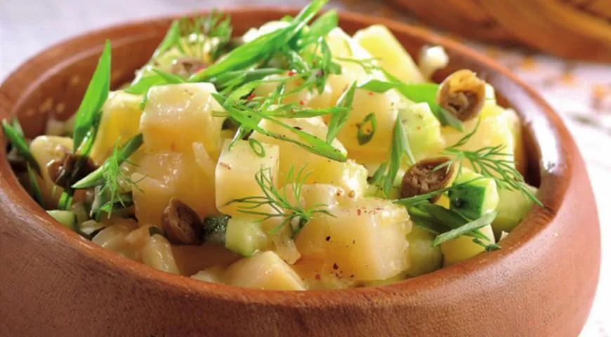 Горячий салат из картофеля с огурцами и каперсами