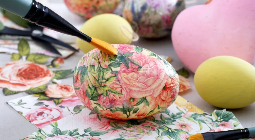 Декупаж — простая техника, которая поможет нанести на пасхальное яйцо красивый рисунок