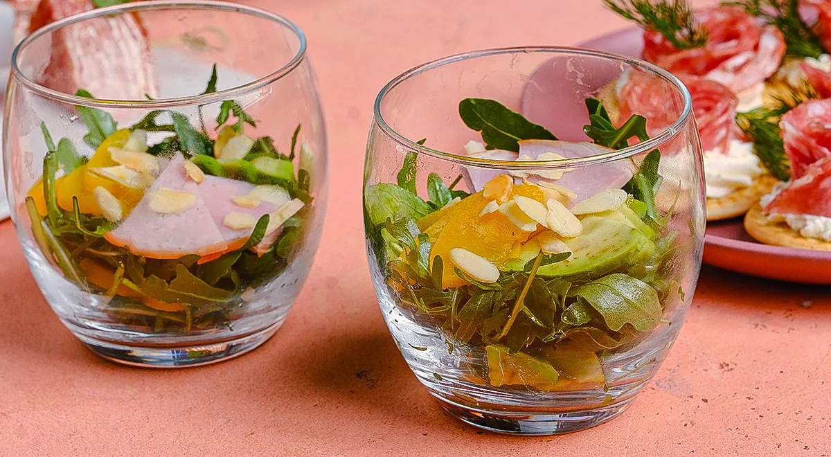 Веррин с персиками, авокадо и карбонадом