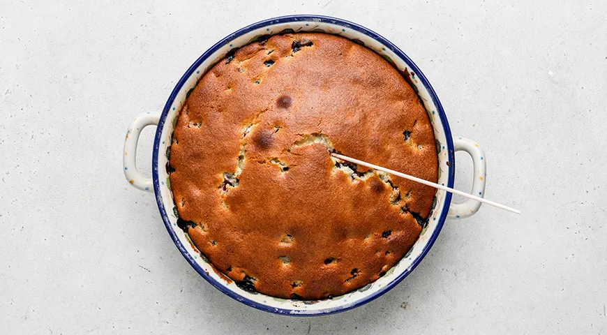 Заливной пирог с жимолостью