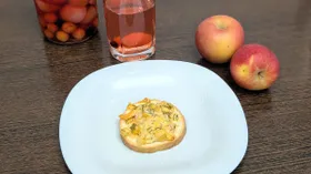 Горячий бутерброд с овощами, зеленью и тунцом