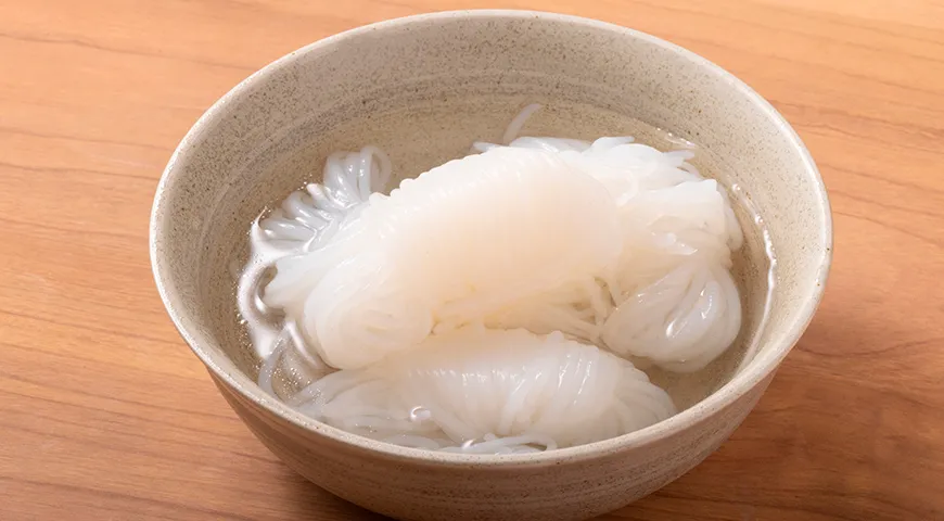 Чтобы убрать остаточную скользкость лапши ширатаки, залейте ее крутым кипятком