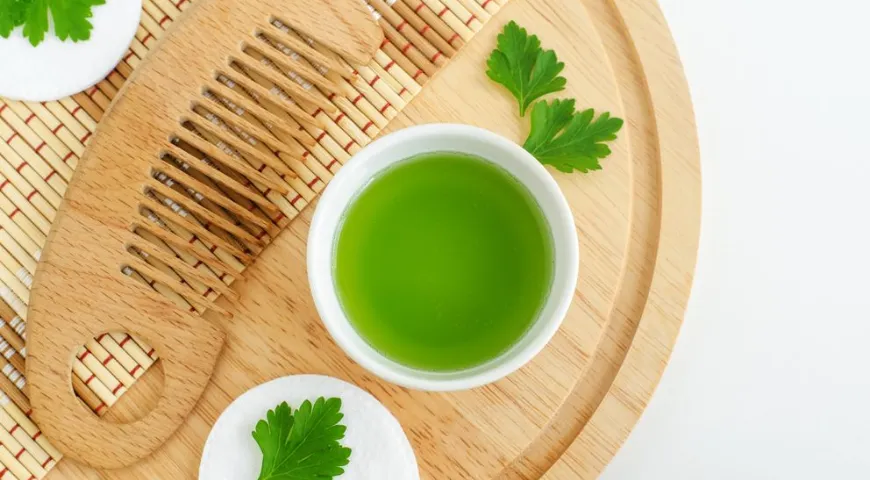 Настой петрушки применяют для укрепления корней волос 