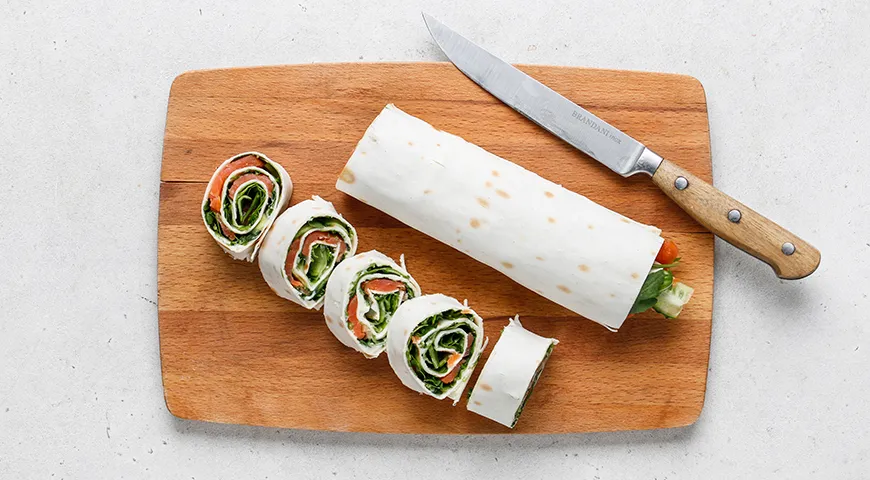 Лаваш с красной рыбой, огурцом и плавленым сыром