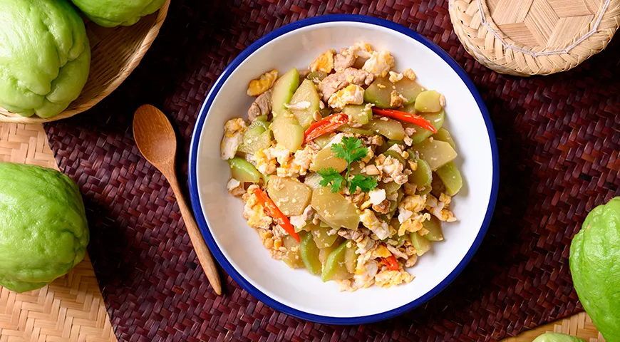 Чайот, жареный с яйцом и свининой