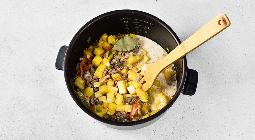 Тушенная картошка с фаршем в мультиварке