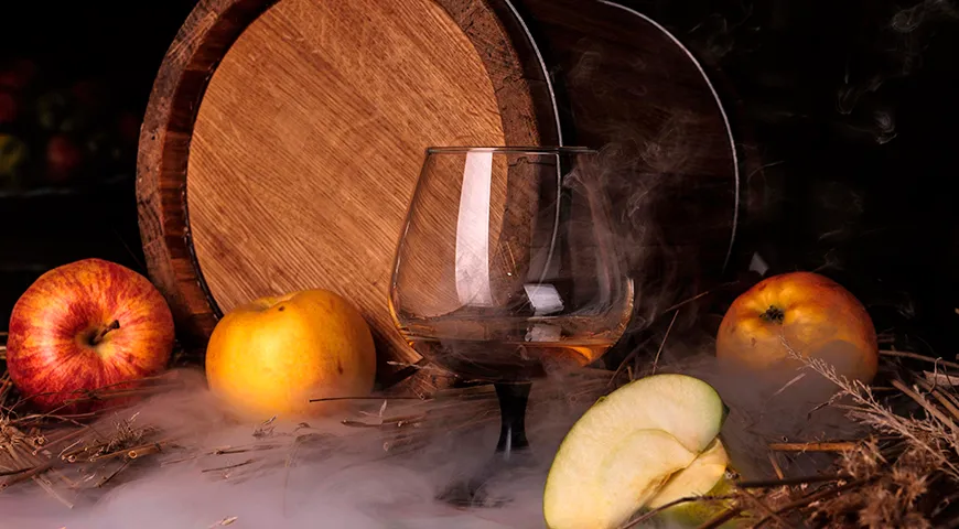 Кальвадос выдерживают минимум 2 года в бочках из лимузенского дуба