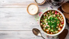 Лучше как обычно: врач подсказал, чем заменить квас и кефир в окрошке