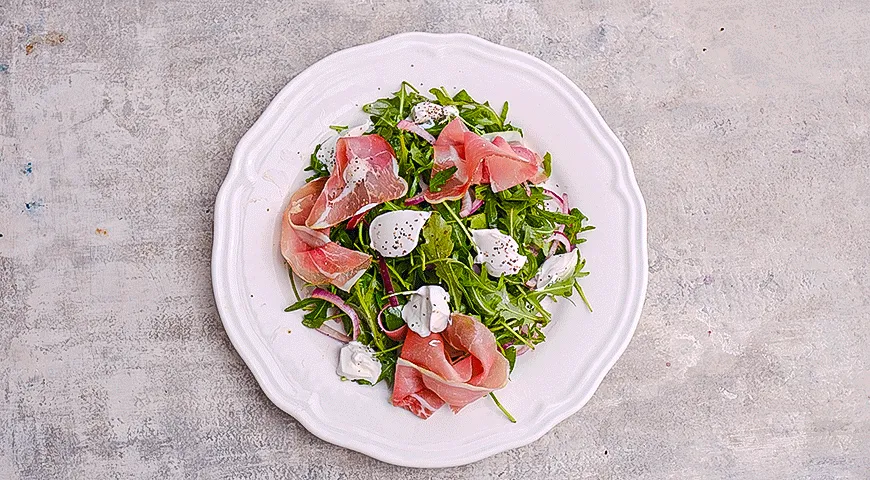 Салат из руколы с прошутто и козьим сыром