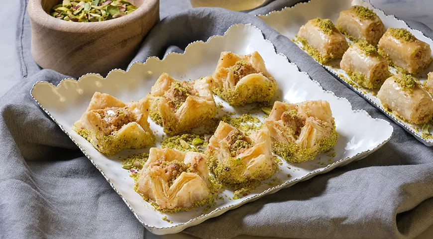 На Ближнем Востоке начинку для пахлавы готовят из фисташек, грецких орехов и кешью