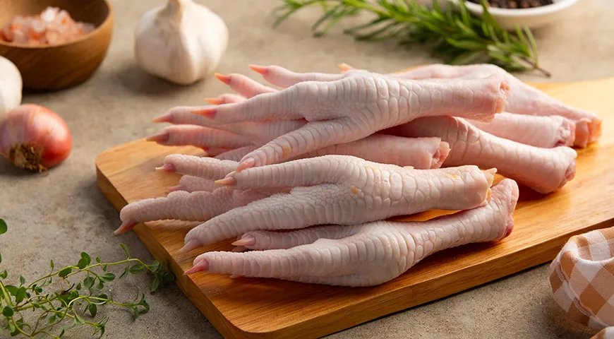 О свежести куриных лапок говорят плотная текстура, упругость и отсутствие липкости на поверхности