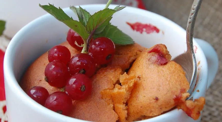 Готовим пряные томатные кексы с красной смородиной