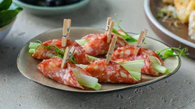 Закуска из сыровяленой колбасы с творожным сыром и сельдереем