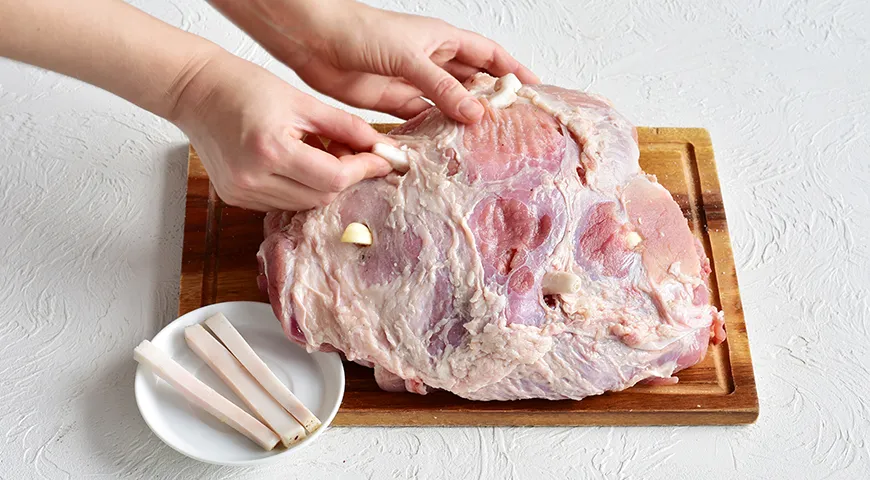 Если мясо недостаточно жирное, в такие же надрезы заправить небольшие кусочки шпика