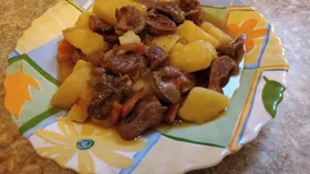 Куриные желудки и сердечки, тушеные с овощами