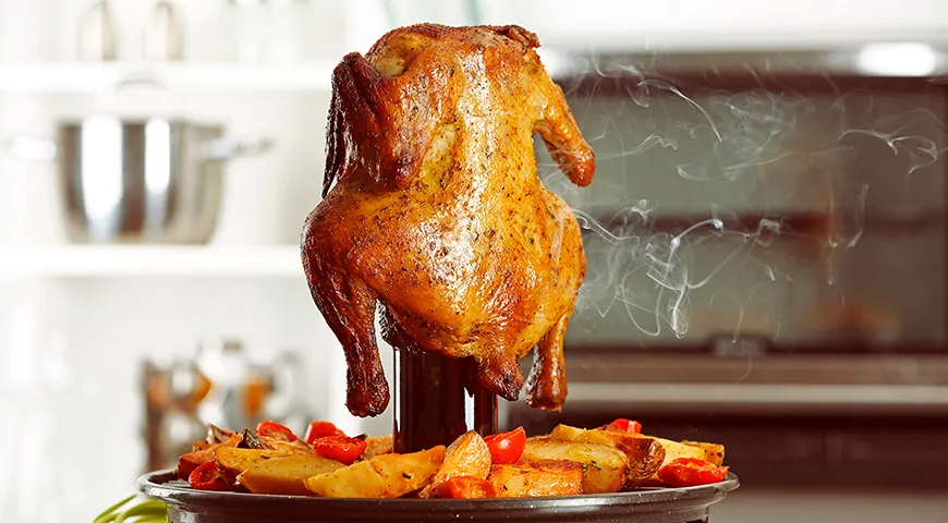 Курица на бутылке — одно из популярных горячих блюд на новогоднем столе