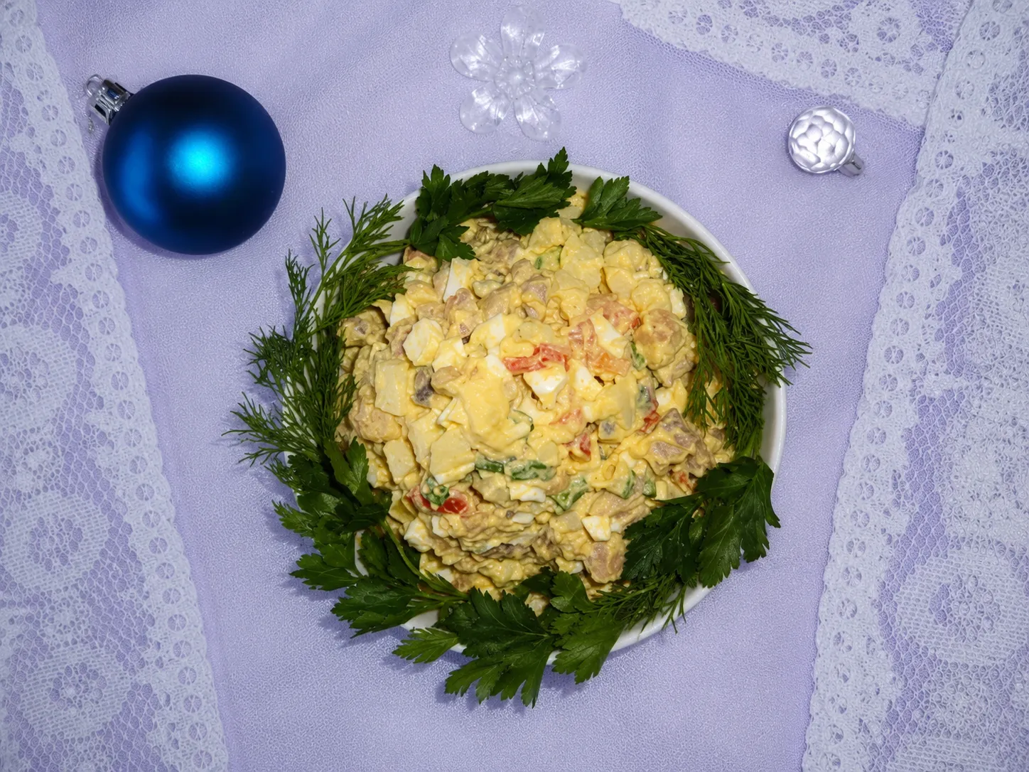 Салат с копченой рыбой и овощами с заправкой из сырного соуса