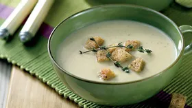 Чесночно-луковый суп с чесночными гренками