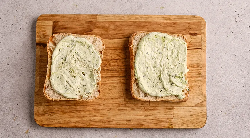 Чиабатта с вареной колбасой, песто и шпинатом