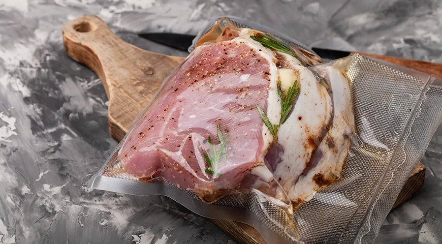 Техника су-вид позволяет сохранить в мясе максимум соков, и блюдо получается необыкновенно нежным