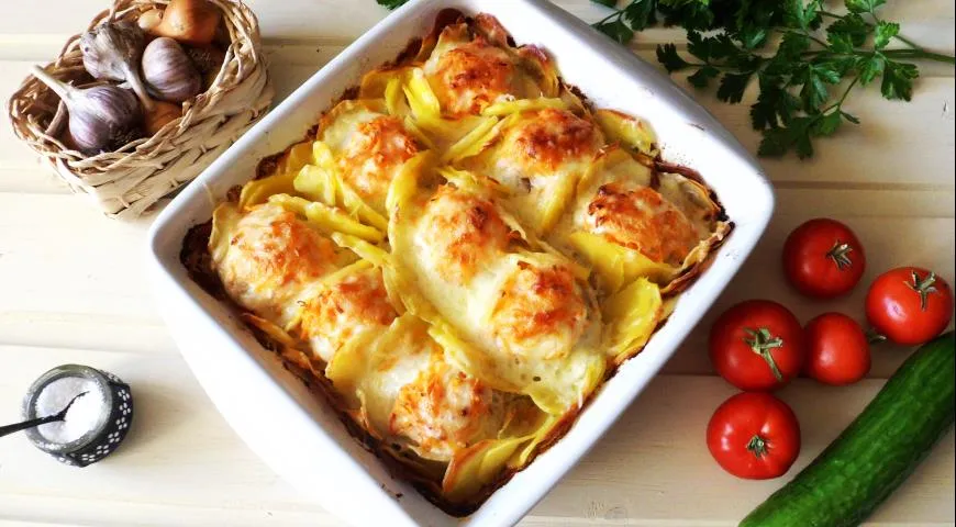 картошка с куриным фаршем в духовке под сыром и помидорами | Дзен