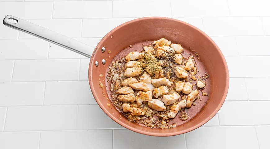 Рис с курицей и кукурузой (на сковороде)