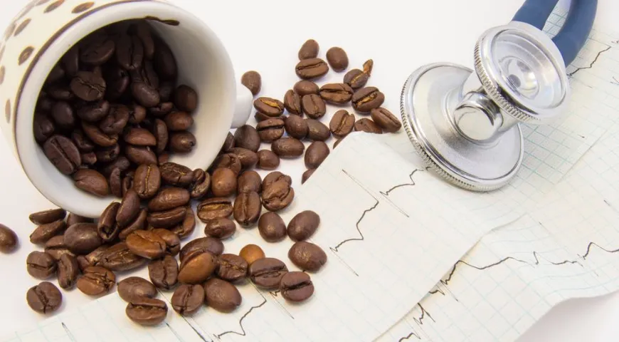 Биоактивные вещества кофе вызывают сужение одних сосудов, а другие сосуды под их воздействием расширяются: происходит временное перереспределение кровотока