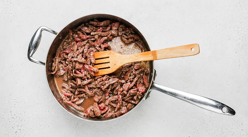 Капуста, тушённая с мясом по-домашнему