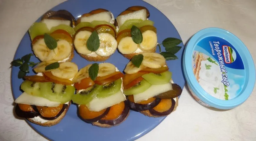 Бутерброды с творожным сыром и фруктовым ассорти