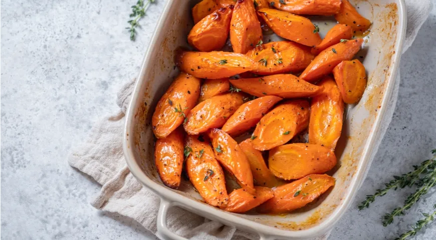 Морковь – поистине универсальный овощ, который долго хранится и не теряет своих свойств, доступен круглый год, богат витаминами и минералами и вкусен в абсолютно любом виде