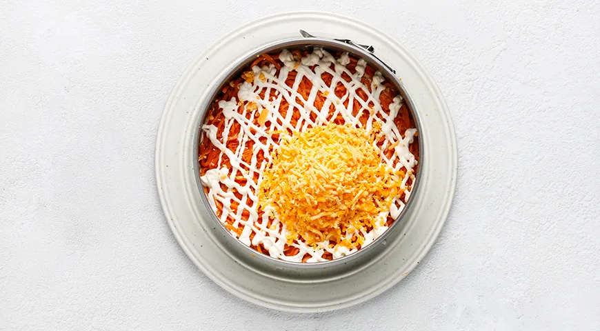 Слоеный крабовый салат с морковью по-корейски и сыром