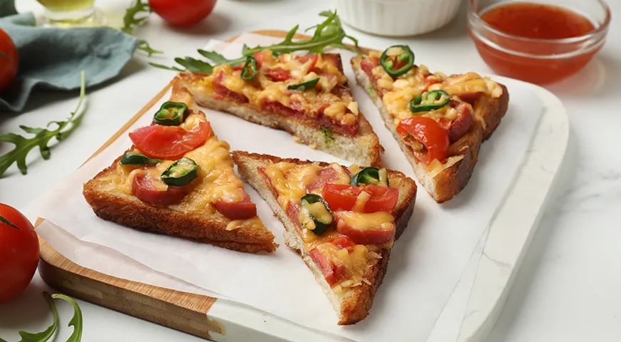 Пицца на хлебе — отличный пример недорогого, быстрого в приготовлении блюда