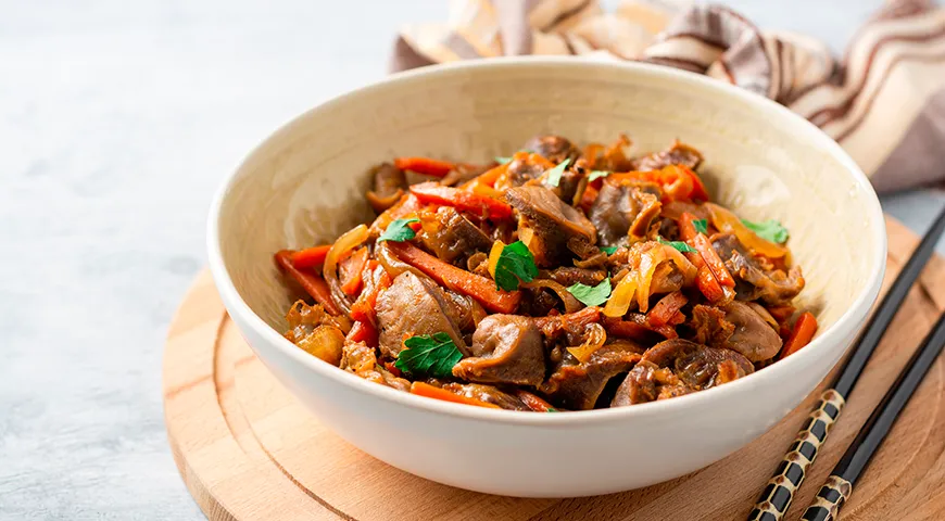 Обжаренные куриные желудки с морковью и луком