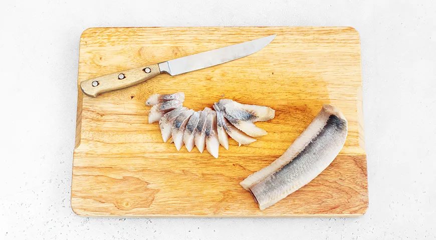 Яйца, фаршированные свеклой и сельдью