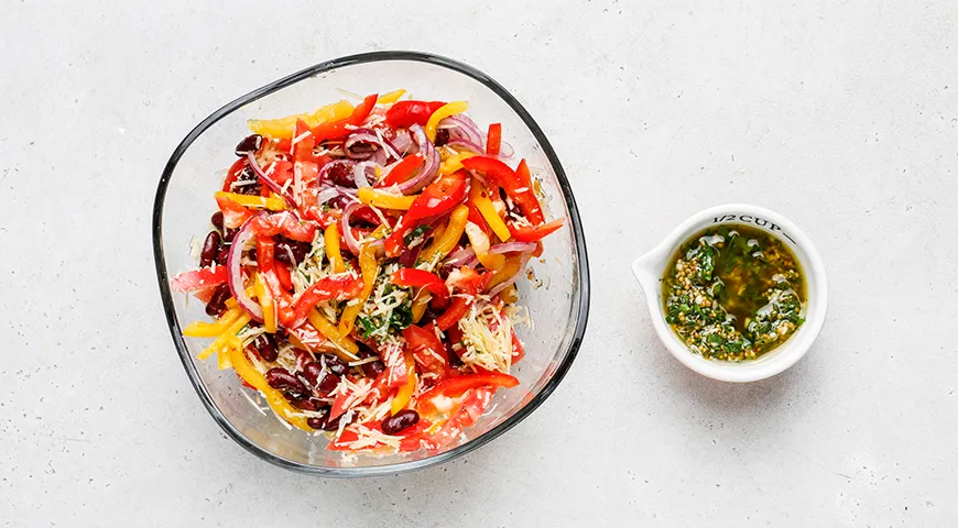 Салат с фасолью, помидорами и сыром