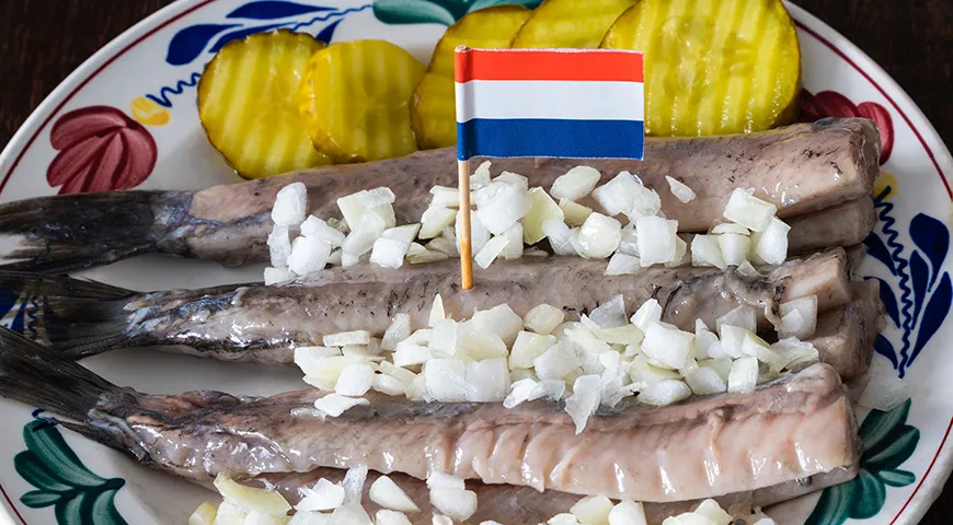 В Нидерландах залом подают с луком и картофелем