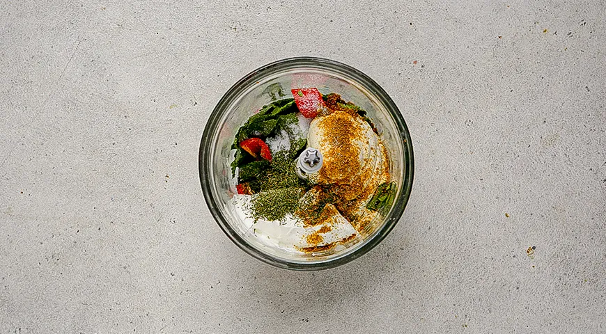 Хрустящее авокадо с острым соусом