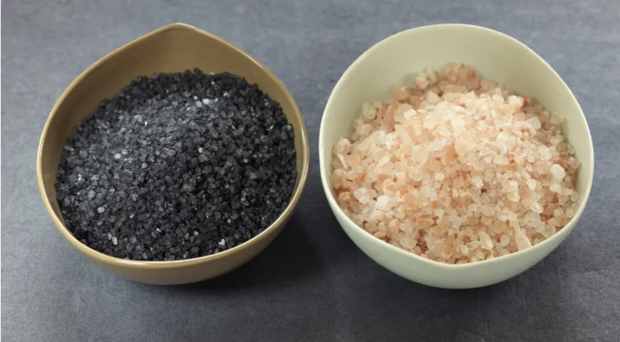 Кала намак, гималайская чёрная соль рядом с розовой гималайской солью
