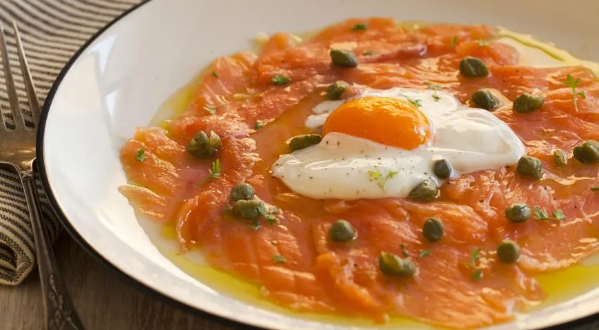 Закуска из копченого лосося с яйцами и каперсами