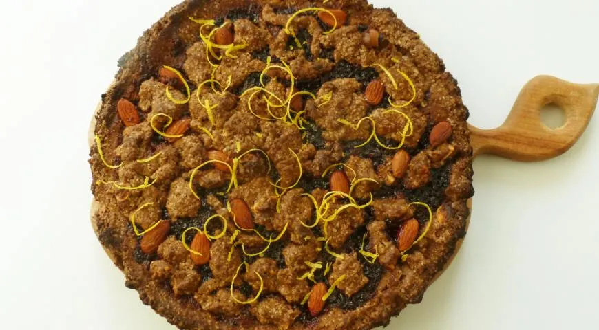 Линзеровский ореховый пирог с вареньем из чёрной смородины