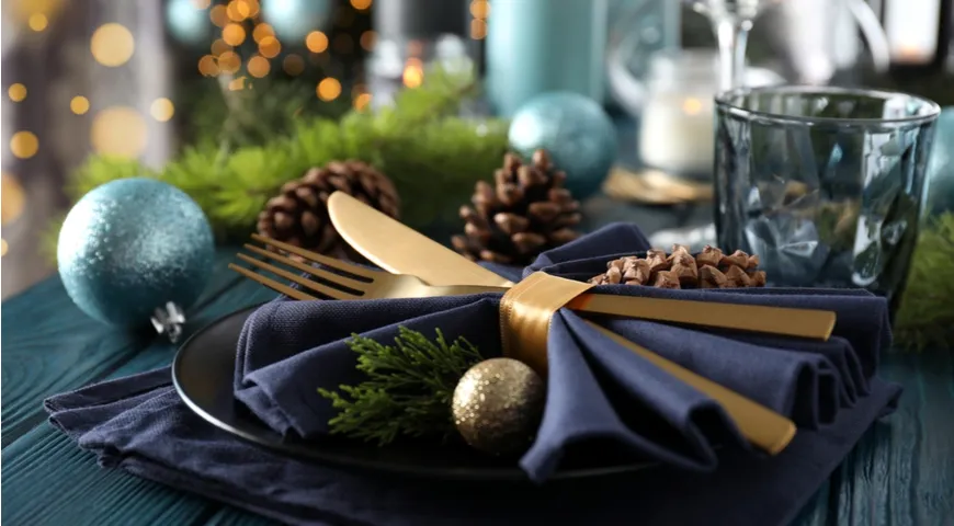 Игра с разными оттенками синего – удачный выбор для новогодней сервировки 2023