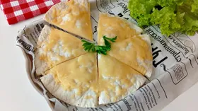 Тортилья с колбасой, сыром и помидорами в духовке