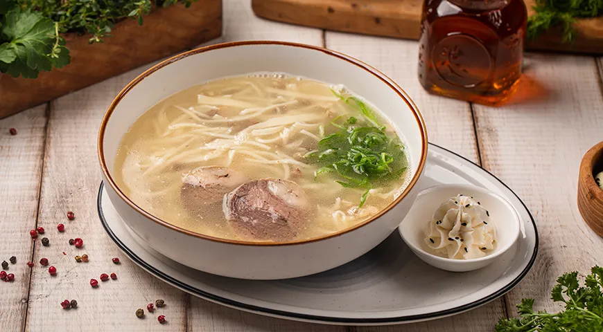 Традиционный казахский суп из лапши кеспе с казы и травами