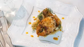 Судак с луком на сковороде