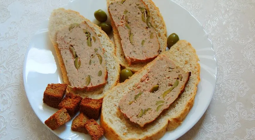 Сендвич к завтраку с домашним "мясным хлебом" с оливками